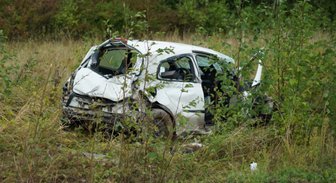 Auto avārijas ar apgāšanos biežāk notiek uz nenoslogotiem ceļiem