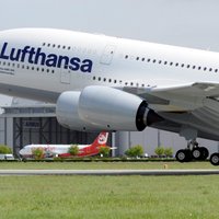 "Бардак полный! Я добиралась до места назначения 28 часов". Lufthansa массово отменяет рейсы