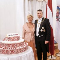 Foto: Vējoņa un viņa kundzes stils Latvijas simtgades svinībās pilī