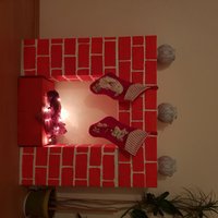 Foto: Kā no kastēm izveidot Ziemassvētku dekoru – kamīnu