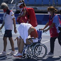 В Токио — ад для теннисистов. Из-за жары игроки теряют сознание, испанку увезли в инвалидном кресле