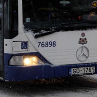 Zem autobusa riteņiem Rīgā iet bojā jaunietis