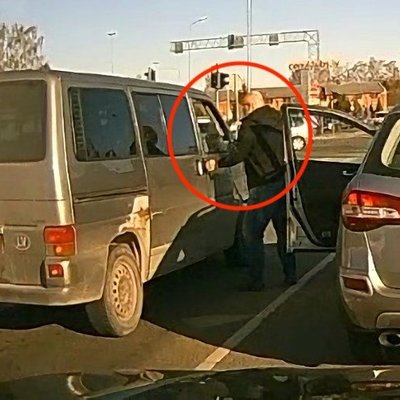 Video: Par nepalaišanu joslā autovadītājs pie krustojuma skaidro savu taisnību