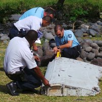 Eksperti apstiprina - Reinjonas salā atrasta pērn pazudušā MH370 atlūza
