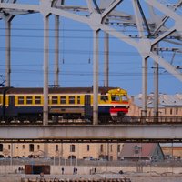 'Pasažieru vilciens' pērk elektrību no valdes priekšsēdētāja brāļa, vēsta raidījums