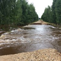 В Латгалии дорогу затопило вышедшее из берегов болото