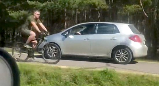 Video: Pa Bolderājas veloceliņu netraucēti joņo automobilis