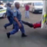 Dienvidāfrikā pēc aizturētā vilkšanas aiz auto no amata atstādināti policisti