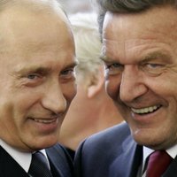 Gerhards Šrēders skaidro, kāpēc tik draudzīgi apskāvis Putinu