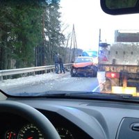 ФОТО, ВИДЕО: На шоссе Валмиера-Рига столкнулись шесть машин; есть пострадавшие