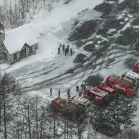 Vulkāna izvirdumā Japānā gājis bojā cilvēks, 16 ievainoti