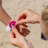 Jūrmalā bērniem pludmalē būs pieejamas aproces, uz kurām norādīt kontaktinformāciju