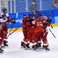 Čehijas hokejisti 'bullīšos' sakauj ASV un kļūst par pirmajiem olimpiskajiem pusfinālistiem
