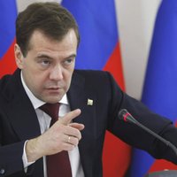 Krievijas mediji: Medvedevs asi kritizē valdību; varētu atlaist Putinu