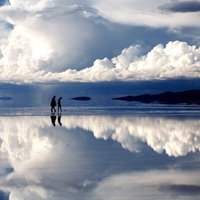Unikāli kadri: Bolīvijā pa sāls virsmu var staigāt kā pa ledu