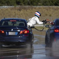 Video: BMW astoņu stundu nepārtrauktā drifta laikā gaitā uzpilda degvielu