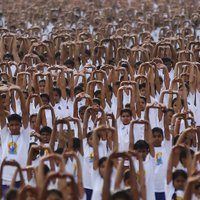 Foto: Pasaulē ļaudis staipās un lokās - atzīmē pirmo Starptautisko jogas dienu
