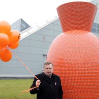 Foto: Pie Gaismas pils atklāj milzīgu oranžu vāzi