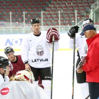 Latvijas izlases pirmais treniņš Vasiļjeva vadībā notiek bez vairākiem 'ārzemniekiem', bet ar Miļunu uz ledus