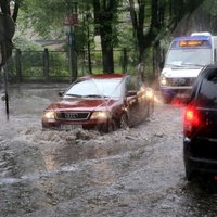 ВИДЕО, ФОТО: На Ригу обрушился ливень, затоплены многие улицы