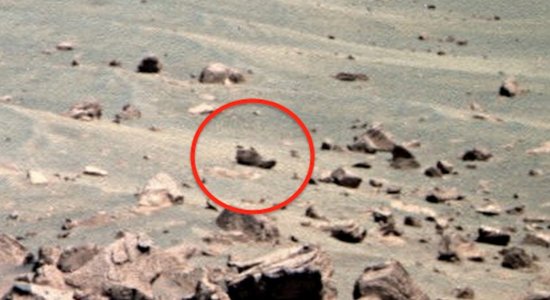 NASA fotogrāfijā no Marsa saskatīta pamesta kurpe