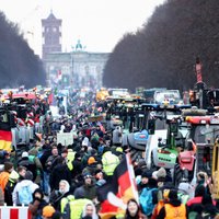 Vācijā turpinās zemnieku protesti; izskan bažas par ekstrēmistu iefiltrēšanos