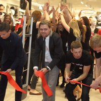 Foto: Ļaužu pūlis šturmē sesto 'H&M' veikalu Rīgā