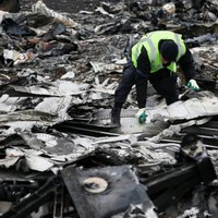 Ukrainā uzsāk vasarā notriektās pasažieru lidmašīnas MH17 atlūzu savākšanu