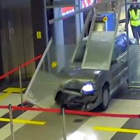 Video: Appīpējies 'Lada' autovadītājs izbraukā Kazaņas lidostas termināli