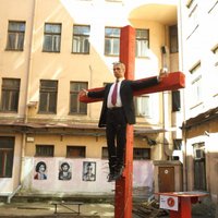 Посольство России о распятой статуе Путина: крайне возмутительно и отвратительно