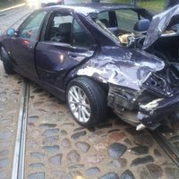ФОТО: Водитель BMW врезался в трамвай Rīgas Satiksme - машина вдребезги