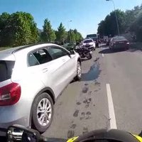 Video: Avārijā Rīgā cietis motociklists