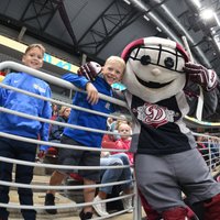 ФОТО: Хоккеисты рижского "Динамо" провели мастер-класс для детей