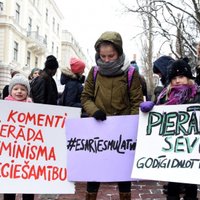 "Тупые законы уродуют общество": в Риге прошла акция женской солидарности