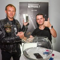 ФОТО: В Латвии начались продажи Apple iPhone 7; первым смартфон за €999 купил нейрохирург