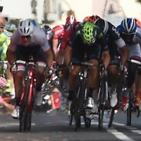 ВИДЕО: Зритель спровоцировал завал на финише велогонки "Джиро д'Италия"