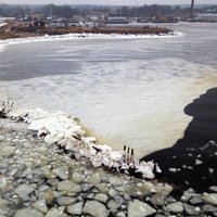 Foto: Ledus iešana jūras līcī apskādējusi Engures molu