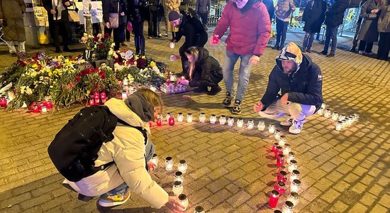 ФОТО, ВИДЕО. Напротив российского посольства в Риге состоялась траурная акция в честь памяти Алексея Навального