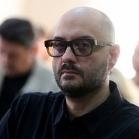 Франция наградила орденом сидящего под домашним арестом режиссера Серебренникова