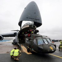 ФОТО: В Латвию доставили американские боевые вертолеты "Черный ястреб"