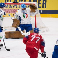 Itālijas hokejisti piektajā mačā pēc kārtas negūst vārtus; čehi iemet arī no centra