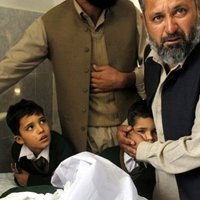'Taliban' iebrukumā Pakistānas skolā 126 mirušie; mērķis bijis slepkavot