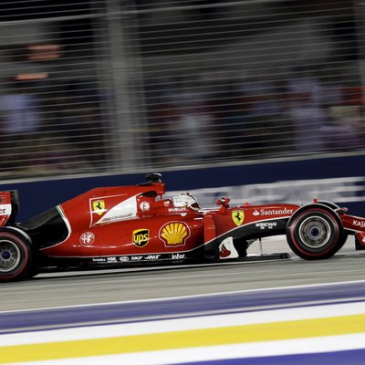Fetels uzvar 'Mercedes' komandai neveiksmīgajā Singapūras etapā