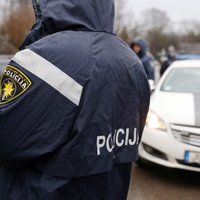 Aiztur divus policistus; veikta izmeklēšana augsta ranga Rīgas policista darbavietā