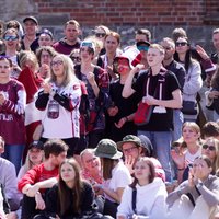 ФОТО. Тысячи людей собрались в центре Риги просмотреть полуфинал Канада — Латвия