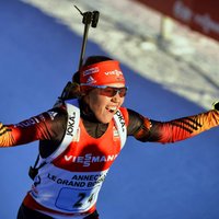 Vācijas biatlonistes triumfē Pasaules kausa trešā posma stafetē