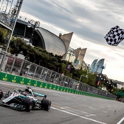 'Grand Prix' haotiskās sacensībās uzvaru izcīna Hamiltons
