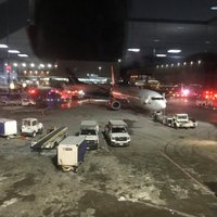 Toronto lidostā pēc sadursmes uz zemes aizdegas lidmašīna