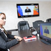 Foto: Kā Putina runu ļaudis klausījās 'pilīs un būdiņās'