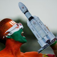 Indija paveica to, ko Krievija nevarēja – ISRO zonde veiksmīgi piezemējas Mēness dienvidos